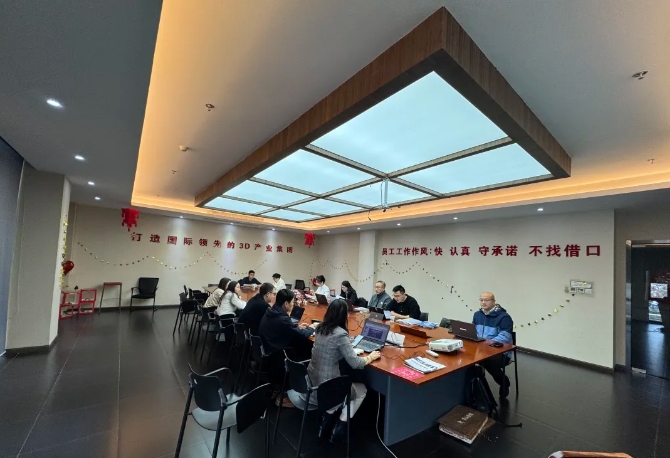 為深入貫徹中共中央、國務(wù)院印發(fā)的《國家標(biāo)準(zhǔn)化發(fā)展綱要》，落實(shí)加快數(shù)字化發(fā)展、建設(shè)數(shù)字中國的戰(zhàn)略部署，和《上海市全面推進(jìn)城市數(shù)字化轉(zhuǎn)型“十四五”規(guī)劃》，推進(jìn)上海城市數(shù)字化轉(zhuǎn)型標(biāo)準(zhǔn)化建設(shè)，數(shù)造科技積極響應(yīng)這一號(hào)召，成為上海市浦東新區(qū)第一批試點(diǎn)數(shù)字化改造企業(yè)之一，并順利通過驗(yàn)收。  圖片  圖片  圖片  圖片  圖為上海市城市數(shù)字化轉(zhuǎn)型工作領(lǐng)導(dǎo)小組部分領(lǐng)導(dǎo)和南匯工業(yè)園區(qū)領(lǐng)導(dǎo)、上海數(shù)造領(lǐng)導(dǎo)班子成員參加數(shù)字化改造驗(yàn)收答辯  圖片  參觀上海數(shù)造大廳的數(shù)字化制造“黑湖小工單”生產(chǎn)工序看板  數(shù)造科技自成立之初，創(chuàng)始人趙毅博士就以“數(shù)造”為企業(yè)命名，蘊(yùn)含數(shù)字化制造和變革的深遠(yuǎn)意義，與此時(shí)政府推進(jìn)聚焦制造業(yè)與數(shù)字化改造深度融合。未來，數(shù)造科技將不斷提升公司智能化、數(shù)字化、信息化改造力度，全面提升公司綜合管理和運(yùn)營水平，著力實(shí)現(xiàn)智能制造高質(zhì)量發(fā)展。